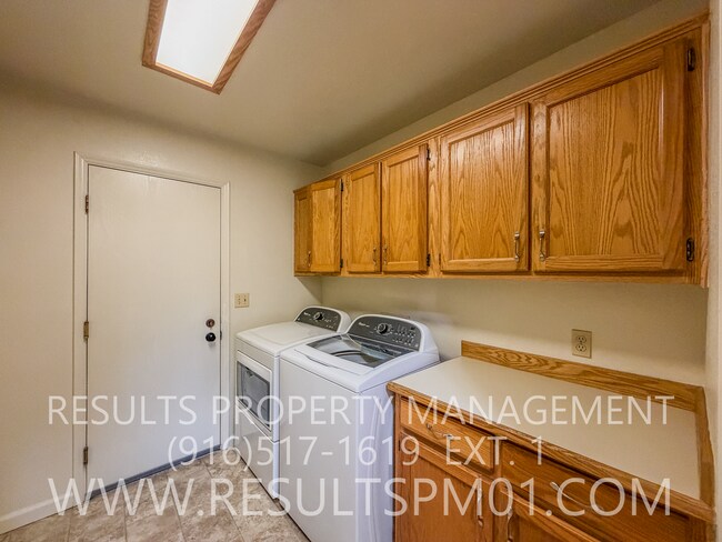 Building Photo - Fantastic Over 55 Community! Amenities! 2 bedroom