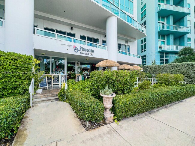 Building Photo - 1800 N Bayshore Dr