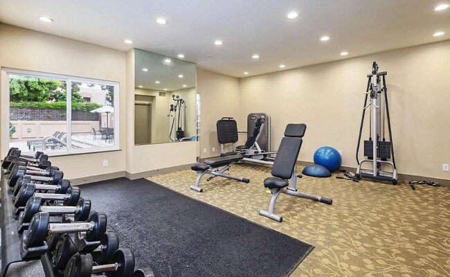 Building Photo - $2,900 - 2 Bedroom, 2 Bathroom Condo in the Heart of UTC La Jolla
