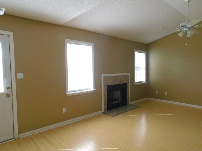 Building Photo - Quiet convenience
