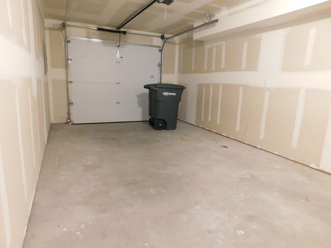 Building Photo - Newer Townhome Close to Shopping