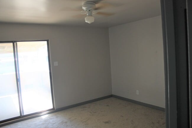 Building Photo - 537 Sand Bend Dr