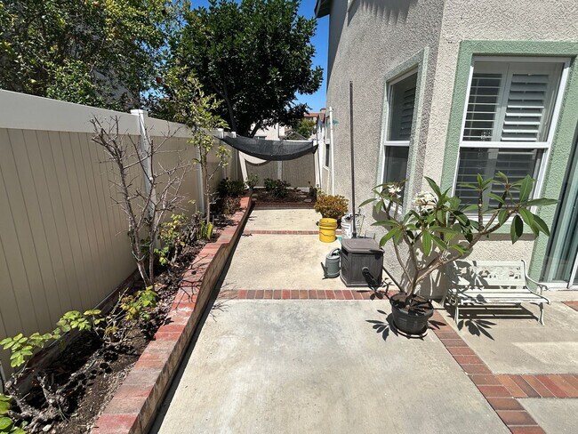 Building Photo - Lovely 3 Bed 2.5 Bath Home in Gated Community in Stanton