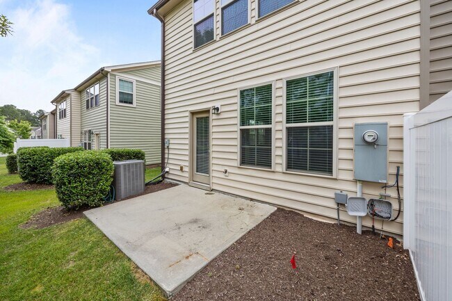 Building Photo - Fantastic 3 Bedroom End-unit Townhome with...