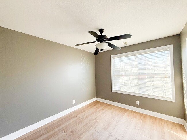 Building Photo - 3 Bedroom 2 Bathroom home! Large Fenced in Backyard!