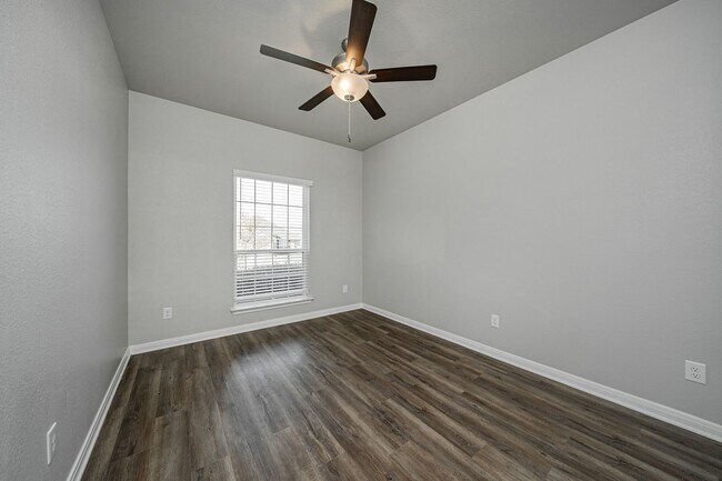 Building Photo - 517 Fallbrook Dr