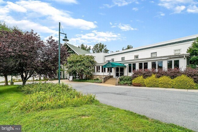 Building Photo - 18005 Sunset Lake Ct