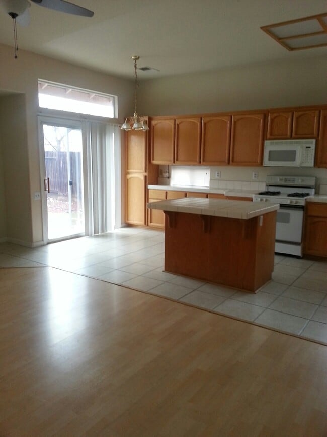 Building Photo - 2556 Du Bois Dr