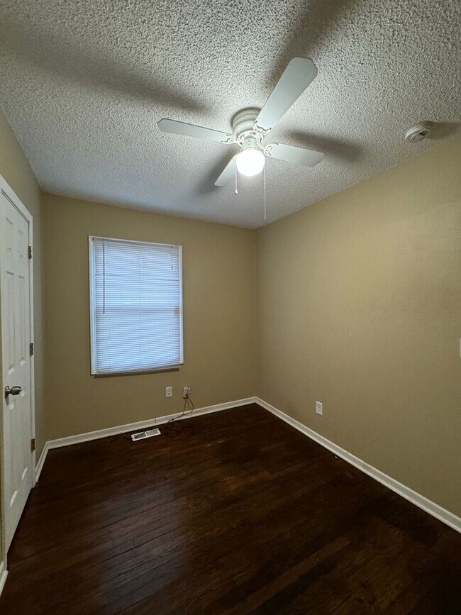 Building Photo - Coming Soon: 3 Bedroom Home Near Zoo & Parks!