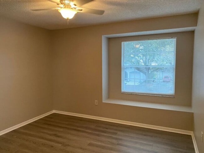 Building Photo - MOVE-IN SPECIAL-WONDERFUL 3/2.5 Home with 1 car garage-UCF Area