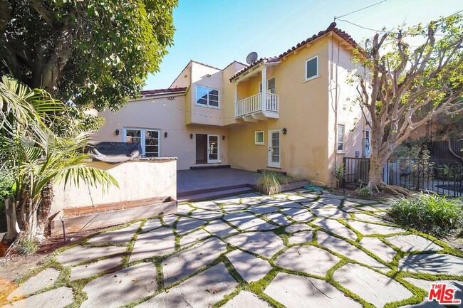 Building Photo - 333 S Roxbury Dr