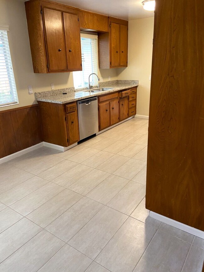 Building Photo - Spacious Duplex in Great Mountain View Area!