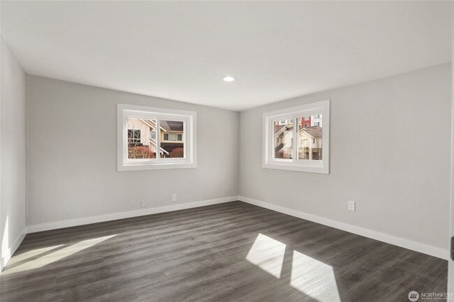 Building Photo - 5 Bedroom 2 Bathroom House with Large Lot