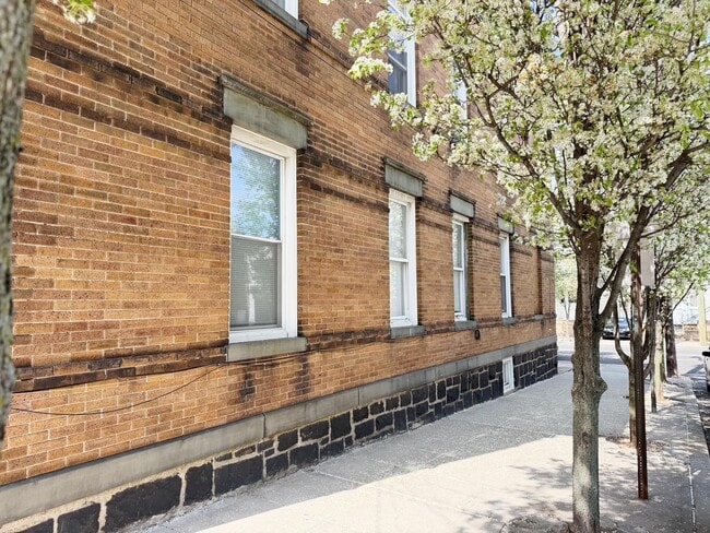 Building Photo - 1918 Kerrigan Ave