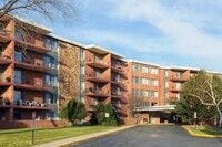 Building Photo - 16 E Old Willow Rd