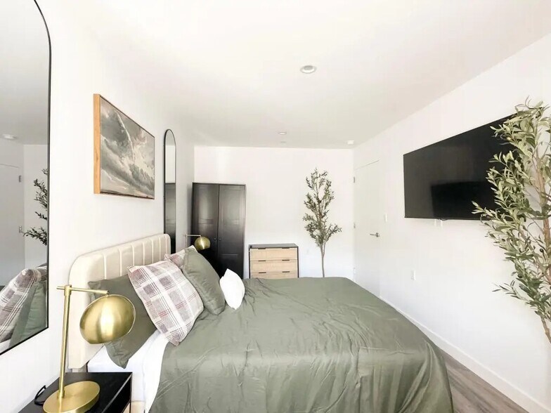 Building Photo - Furnished room/NOT APARTMENT