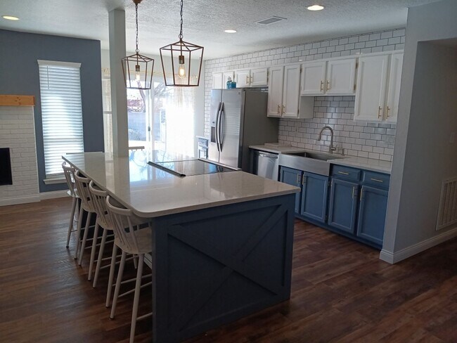 Building Photo - 3 Bedroom, 1.5 Bathroom Home! Schedule a Showing Today!