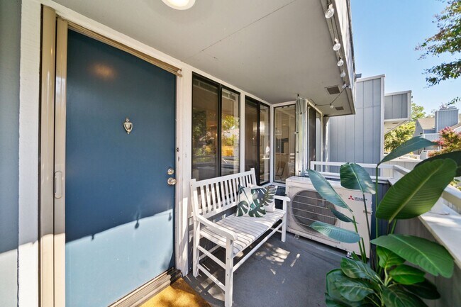 Building Photo - 906 La Barbera Dr