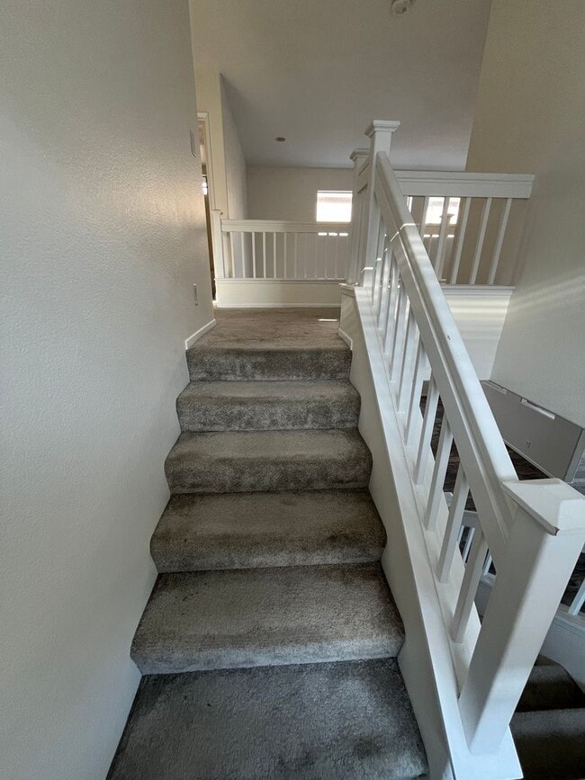 Building Photo - Spacious 4br/3ba Single Family Residence i...