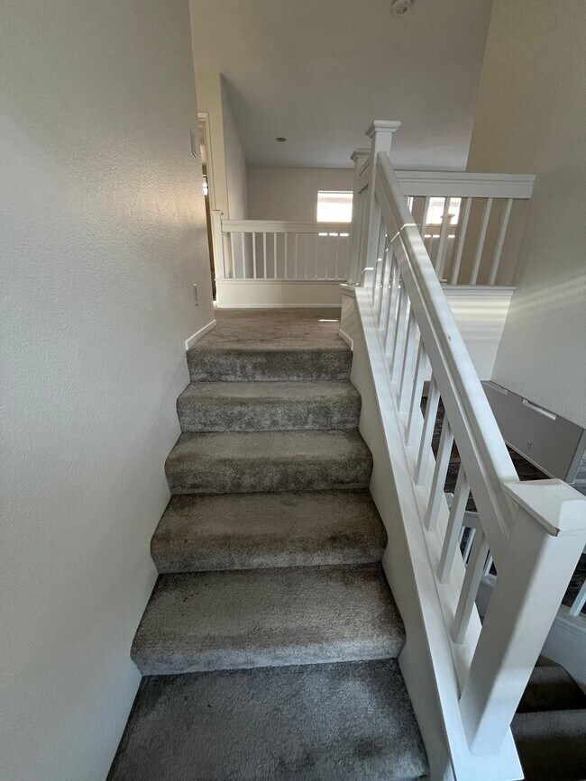 Building Photo - Spacious 4br/3ba Single Family Residence in Beautiful Eastlake Greens Community