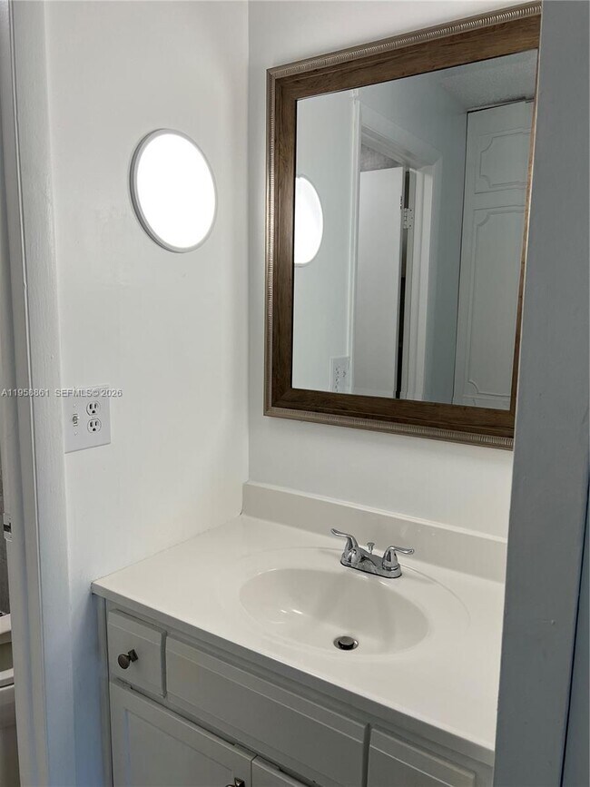 Building Photo - 3740 Inverrary Dr