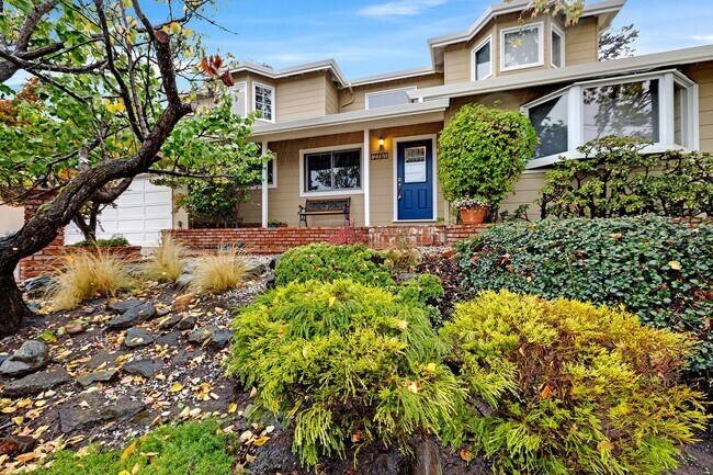 Building Photo - Stunning San Carlos 5 bedroom 4 bathroom H...