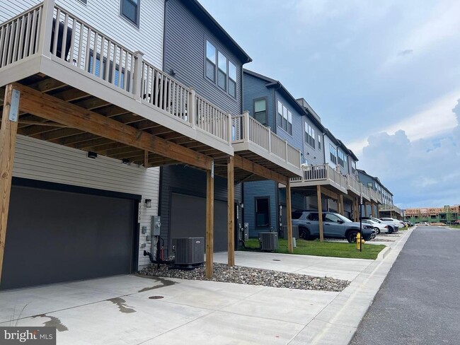 Building Photo - 236 Mainstream Dr