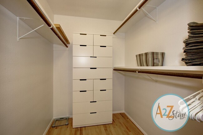 Building Photo - Executive Rental in North End Foothills