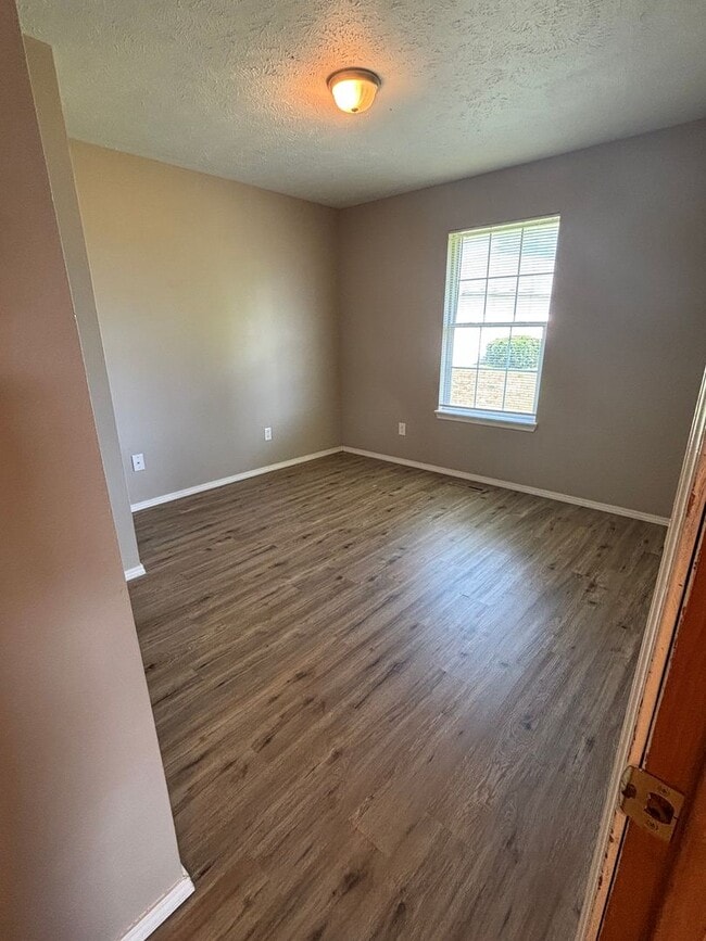 Building Photo - 2 Bed 2 Bath 2 Car Garage Duplex
