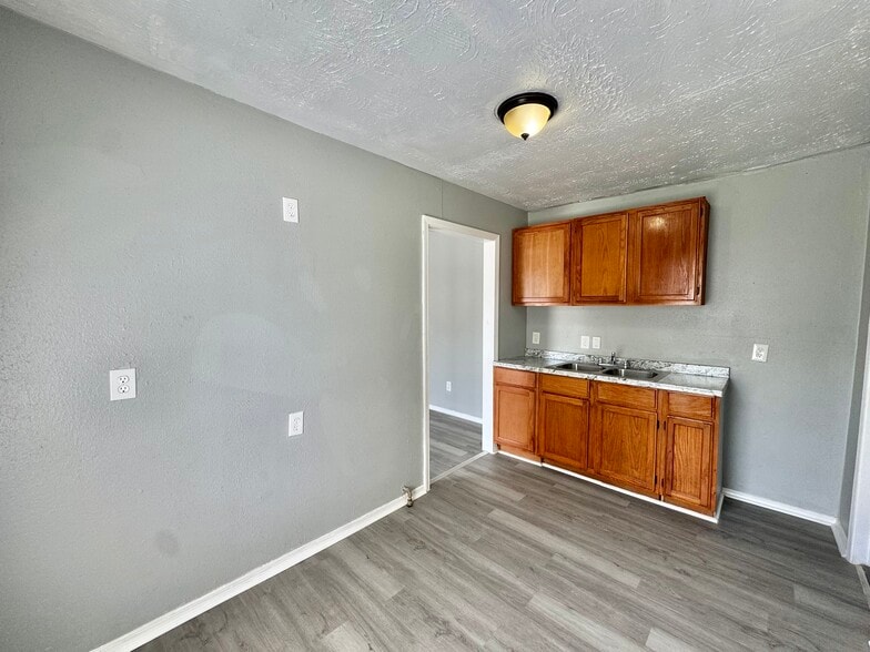 Building Photo - 1501 SW 30th St