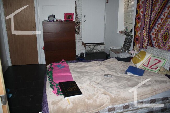 Building Photo - 4Br/1Bth apartment in Boston! Great location! Laundry in UNIT!