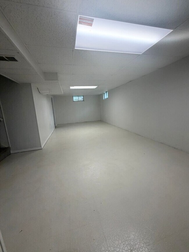 Building Photo - Crestwood Charm 3bd 2bth SFH