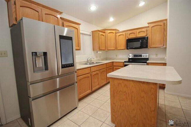 Building Photo - 3 Bedroom SOLAR Home in the Foothills for Rent!