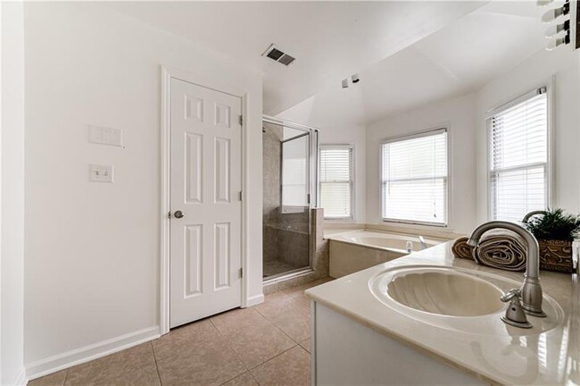 Building Photo - 5527 Bridge Pointe Dr