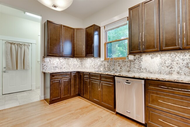 Building Photo - 401 Willard St