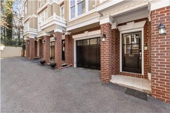 Building Photo - 802 Clifton Heights Ln NE