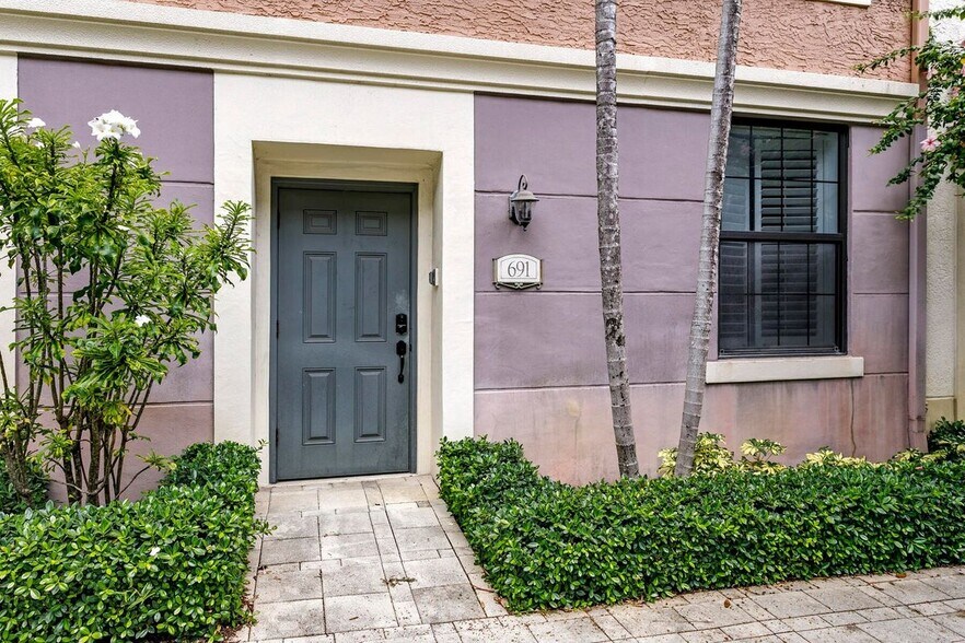 Building Photo - 691 Hibiscus St