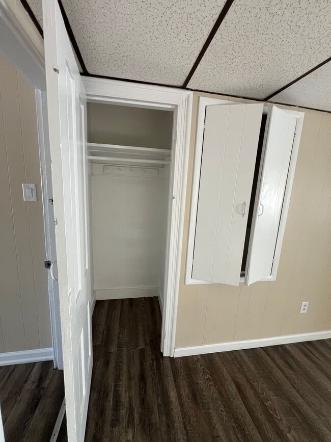 Building Photo - 642 W Market St