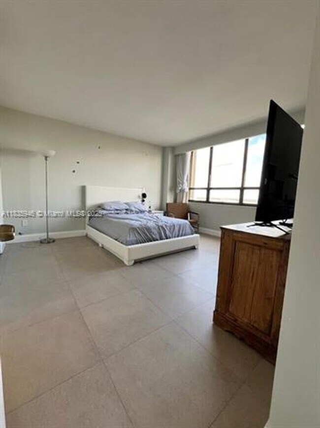 Building Photo - 11113 Biscayne Blvd