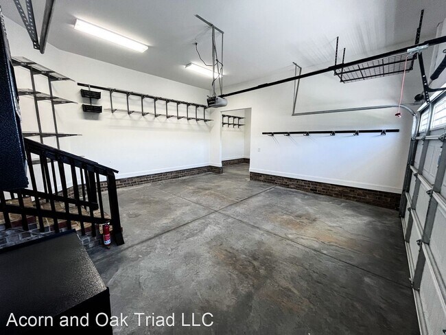 Building Photo - 4 br, 3.5 bath House - 7920 Northwest Mead...