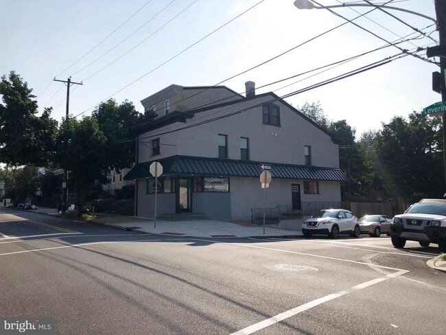Building Photo - 441 Leverington Ave