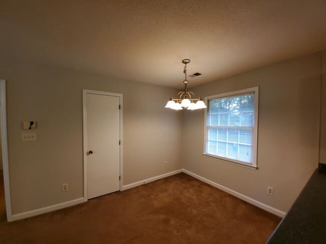 Building Photo - 3 Bedroom Home off WT Harris - in convenie...