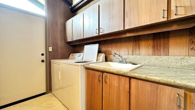 Building Photo - Spacious 3 BED/3 BATH Classic Maunawili Ho...