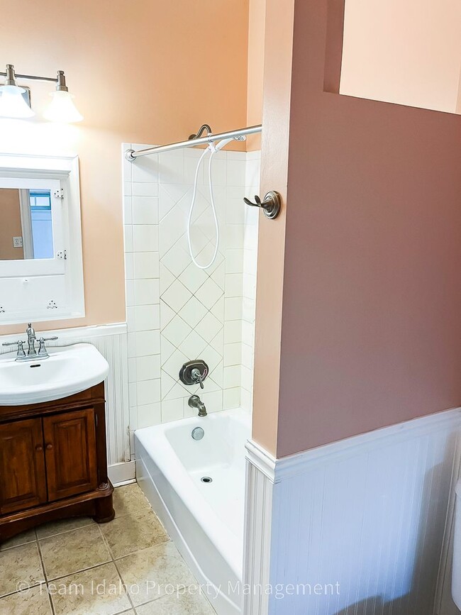 Building Photo - Charming 3bed/3bath home in Historic Fort Russell District