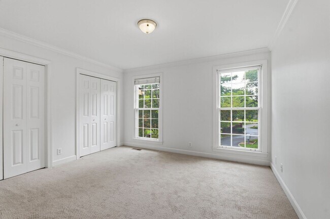 Building Photo - Charming Townhouse in Green Hills