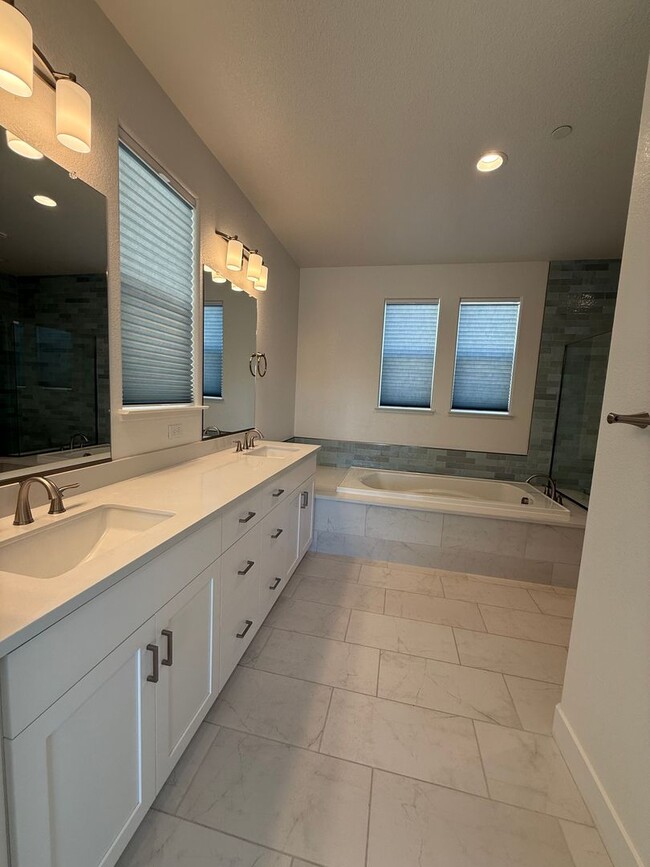 Building Photo - 2425 Waterside Dr