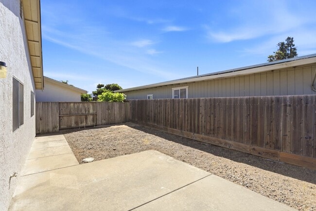 Building Photo - 745 Cedar Dr