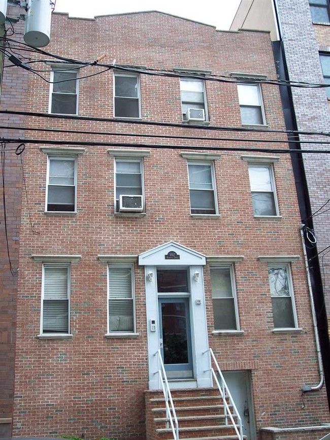 Primary Photo - 107 Harrison St