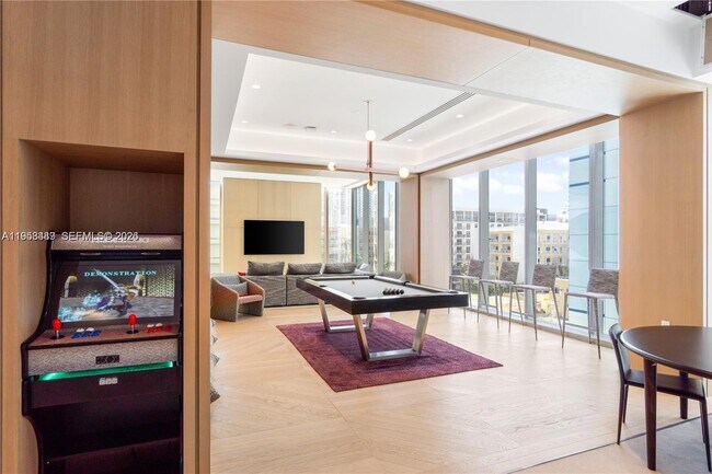 Building Photo - 700 NE 26th Terrace