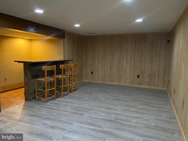 Building Photo - 100 Spruce Glen Dr